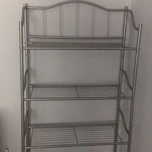 I am selling a a shelf that goes in ur bathroom